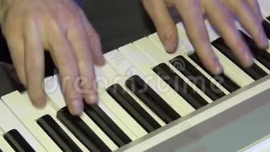 这位音乐家演奏数字钢琴。 钢琴家的手。 合成器或电子钢琴